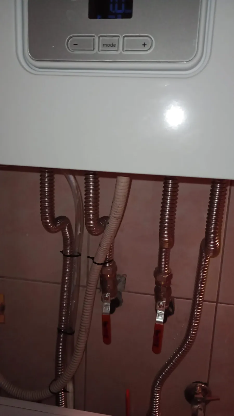 Detail připojení plynového kotle s flexi hadicemi a uzávěry